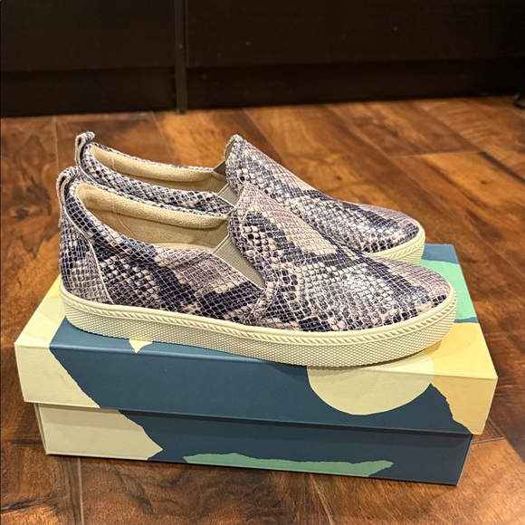 Earth Shoes - Brand New 6.5 Earth Snakeskin Slip-On Sneakers